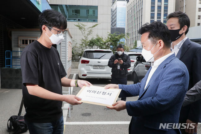 이낙연 캠프 종합상황본부장인 최인호 더불어민주당 의원이 11일 서울 여의도 중앙당사 앞에서 선관위의 당 대선후보 결정 건에 대한 이의신청서를 접수하고 있다. (사진=뉴시스 제공)