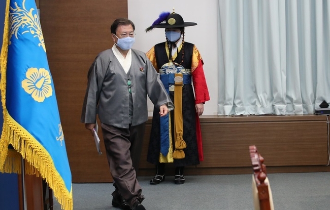 문재인 대통령이 12일 오전 청와대 여민관 영상회의실에서 열린 국무회의에 가을 한복문화주간을 맞아 한복을 입고 참석하고 있다. (사진=뉴시스 제공)