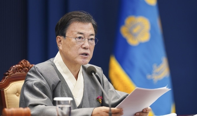 문재인 대통령이 12일 오전 청와대 여민관 영상회의실에서 열린 국무회의에서 가을 한복문화주간을 맞아 한복을 입고 발언을 하고 있다. (사진=뉴시스 제공)
