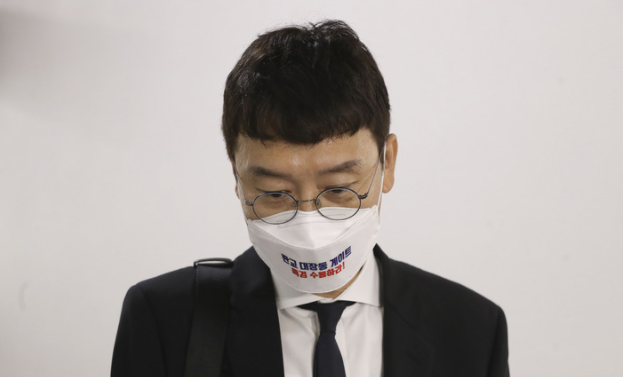 김웅 국민의힘 의원이 지난 8일 오전 서울 국회에서 열린 환경노동위원회 국정감사에 참석하며 취재진의 질문에 답하고 있다. 이날 김 의원은 조성은씨와의 통화 내용이 공개된 데 대해 "계속 얘기했듯이 처음부터 그런 (통화) 사실 자체에 대해 부인한 게 아니"라며 "기억을 못한다고 이야기했다"고 밝혔다.(사진=뉴시스 제공)