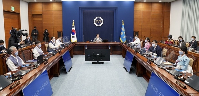  문재인 대통령이 12일 오전 청와대 여민관 영상회의실에서 열린 국무회의에서 가을 한복문화주간을 맞아 한복을 입고 발언을 하고 있다. (사진=뉴시스 제공)