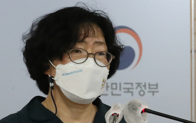 윤순진 2050 탄소중립위원회 공동위원장이 1일 서울 종로구 정부서울청사에서 탄소중립 시나리오 수립 일정 안내 및 최근 언론 보도된 기술작업반(안)에 대한 브리핑을 하고 있다.(사진=뉴시스 제공)