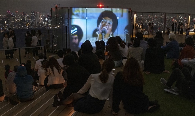 일본 수도 도쿄에서 코로나19가 진정 기미를 보이는 가운데 지난 9일 번화가 시부야를 찾은 시민들이 대형 전광판에 나오는 공연장면을 열심히 구경하고 있다. (사진=뉴시스 제공)