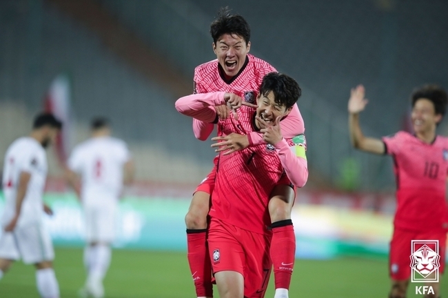 12일 오후(한국시간) 이란 아자디 스타디움에서 열린 2022 카타르월드컵 아시아최종예선 A조 대한민국 축구 국가대표팀 벤투호와 이란 경기, 손흥민이 후반 3분 선제골을 터뜨린 뒤 황의조를 등에 업고 세리머니 하고 있다. (사진=대한축구협회 제공)