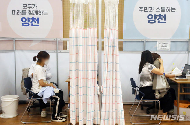 단계적 일상회복을 위한 코로나19 예방접종이 계속된 지난 7일 오후 서울 양천구 해누리타운에 마련된 코로나19예방접종센터에서 시민들이 접종을 받고 있다.(사진=뉴시스 제공)