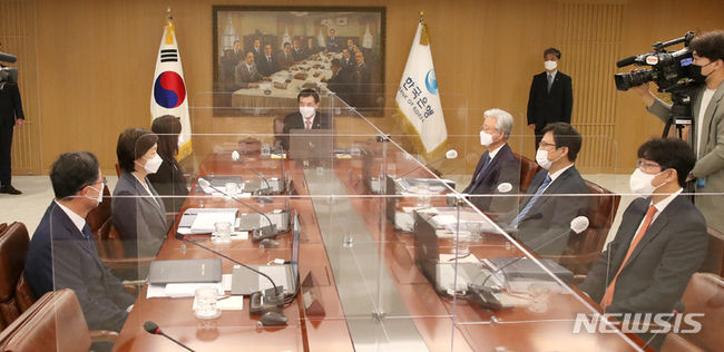 이주열 한국은행 총재가 12일 오전 서울 중구 한국은행에서 열린 금융통화위원회 본회의에서 회의를 주재하고 있다. (사진=한국은행 제공)