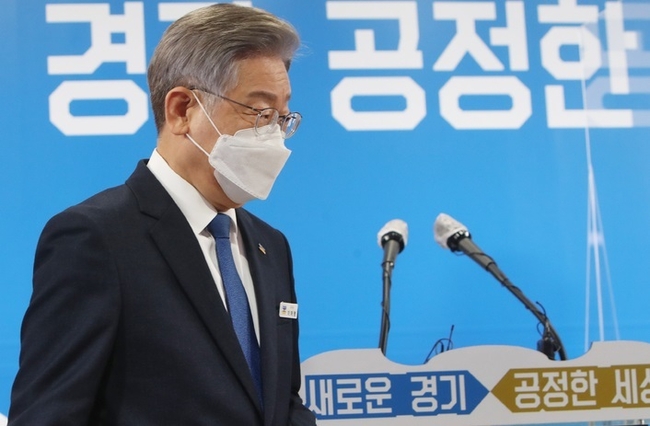 더불어민주당 제20대 대통령 후보로 선출된 이재명 경기도지사가 지난 12일 오후 경기도 수원시 경기도청 브리핑룸에서 긴급 현안 기자회견을 하고 있다.(사진=뉴시스 제공)