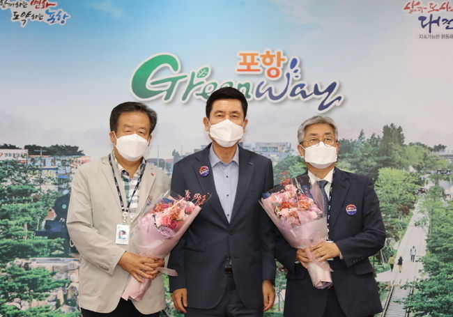 왼쪽부터 강기석 사방기념공원 신임 명예관장, 이강덕 포항시장, 박병욱 장기유배문화체험촌 신임 명예관장