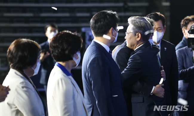 더불어민주당 제20대 대통령 후보에 선출된 이재명 후보가 10일 서울 송파구 올림픽공원 핸드볼경기장에서 열린 서울 합동연설회에서 수락 연설을 마치고 이낙연 후보와 포옹하고 있다. (사진=뉴시스 제공)