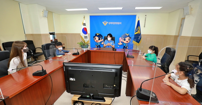 박경순 평택해양경찰서장이 감사 편지를 전달하기 위해 경찰서를 방문한 평택시립 안중어린이집 어린이들과 이야기를 나누고 있다.