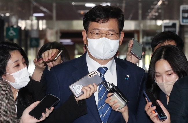  더불어민주당 송영길 대표가 13일 서울 여의도 국회에서 열린 비공개 당무위원회의에 참석하며 기자들의 질문에 답하고 있다.(사진=뉴시스 제공)