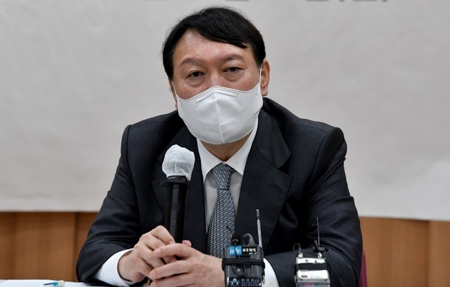  대선 주자인 윤석열 전 검찰총장이 지난 11일 광주 서구 김대중컨벤션센터 회의실에서 열린 지역 기자 간담회에 참석, 취재진 질문에 답하고 있다.(사진=뉴시스 제공)