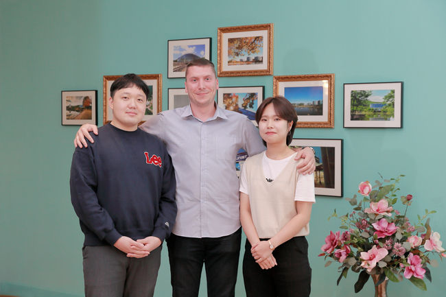 (좌측부터) 이현준 연구원, 보리스 브리글제비치( Boris Brigljević) 연구원, 김아연 연구원