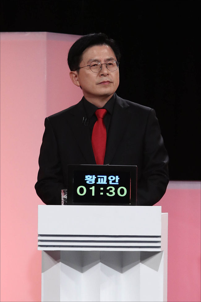 황교안 대선 예비후보가 5일 오후 서울 여의도 한국방송공사 스튜디오에서 제6차 방송토론회 준비를 하고 있다. / 사진제공=뉴시스