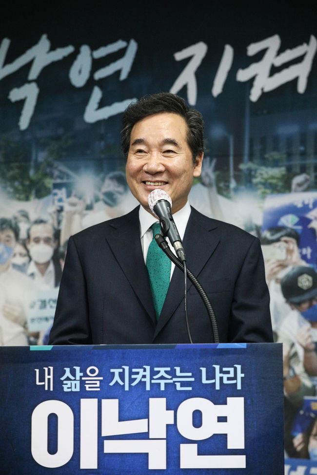 더불민주당 이낙연 전 대표가 14일 서울 여의도 이낙연 필연캠프에서 열린 해단식에 참석해 발언을 하며 미소짓고 있다. (사진=이낙연 캠프 제공)