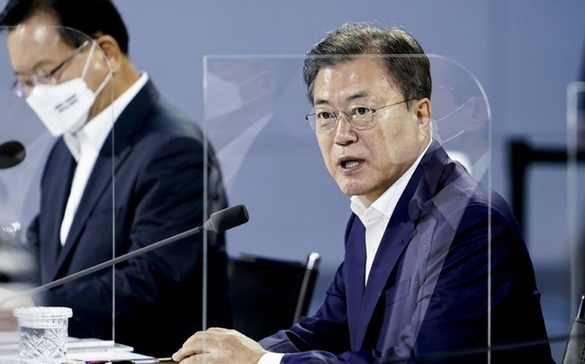 문재인 대통령이 지난 14일 오후 세종시 정부세종컨벤션센터에서 열린 '균형발전 성과와 초광역협력 지원전략 보고'행사에서 발언하고 있는 모습.(사진=뉴시스 제공)