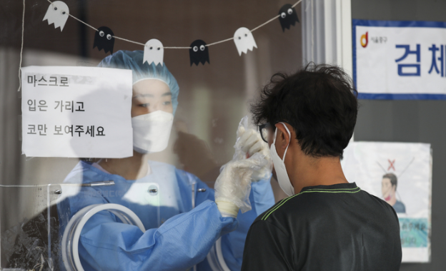 단계적 일상회복인 '위드 코로나' 방역체계 전환을 앞두고 코로나19 확산세가 이어지고 있는 가운데 15일 오전 서울 중구 서울역광장에 설치된 임시선별검사소를 찾은 시민들이 코로나19 검사를 받고 있다.(사진=뉴시스 제공)