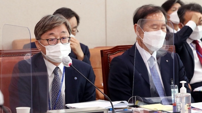  채희봉 한국가스공사 사장이 15일 서울 여의도 국회에서 열린 산업통상자원중소벤처기업위원회의 한국석유공사, 한국가스공사 등에 대한 국정감사에서 의원들의 질의에 답하고 있다. (사진=뉴시스 제공)