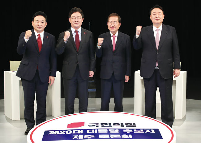 국민의힘 원희룡 · 유승민 · 홍준표 · 윤석열 대선 경선 후보가 지난 13일 오후 제주시 도남동 KBS제주방송국에서 열린 제주합동토론회에 앞서 선전을 다짐하고 있다.