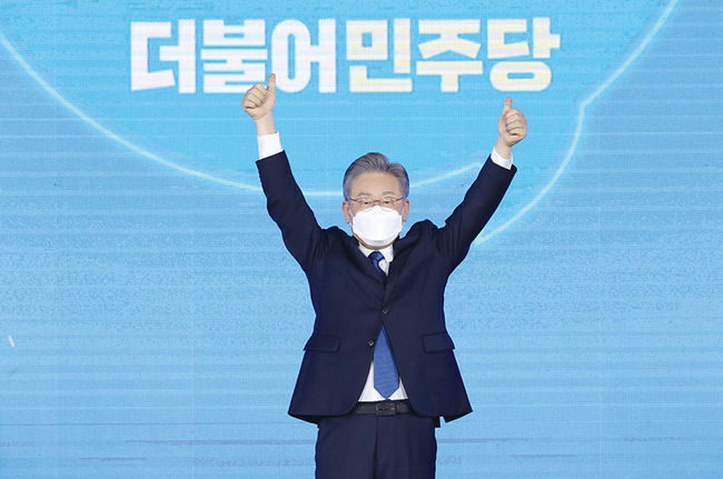 더불어민주당 제20대 대통령 후보에 선출된 이재명 후보가 지난 10일 서울 송파구 올림픽공원 핸드볼경기장에서 열린 서울 합동연설회에서 두 손을 들어 보이고 있다. 