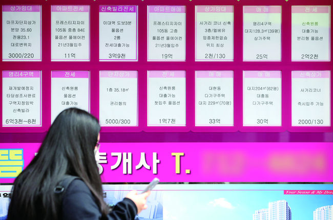 KB국민은행 월간 주택매매가격 시계열 통계에 따르면, 서울 아파트 3.3㎡당 평균 전셋값은 2017년 5월 1,641만원에서 지난달 2,477만원으로 올라 50.9% 상승률을 기록했다. 12일 오후 서울 마포구 한 공인중개사사무소에 시세표가 붙어있다. 