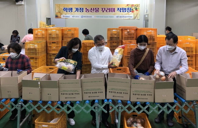 천안시 관계자들이 학생가정 농산물 꾸러미를 제작하고 있다.(사진=천안시청 제공)