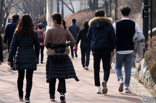 11년 만에 10월 한파가 찾아올 것으로 예보된 가운데 코로나19 유행 확산이 우려된다. 코로나19 바이러스는 온도와 습도가 낮을 때 번식력이 강해지는 경향이 있어서다.