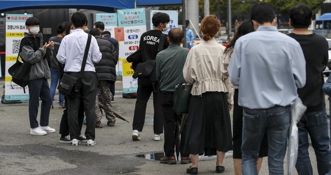 단계적 일상회복인 '위드 코로나' 방역체계 전환을 앞두고 코로나19 확산세가 이어지고 있는 가운데 지난 15일 오전 서울 중구 서울역광장에 설치된 임시선별검사소를 찾은 시민들이 코로나19 검사를 받기 위해 대기하고 있다.