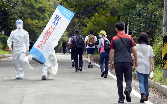 지난 14일 오전 광주 동구 무등산국립공원 증심사 인근에 탐방객 대상 코로나19 임시 선별검사소가 설치되고 있다. (사진=뉴시스 제공)