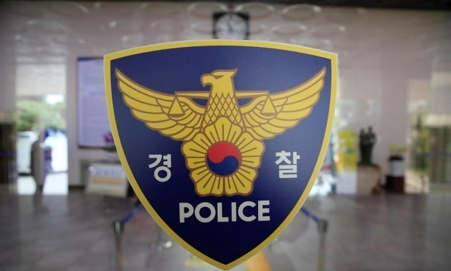 인천경찰청 소속 30대 경찰관이 동료들의 이름까지 거론하며 원망하는 내용의 유서를 남기고 자신의 아파트에서 투신해 숨진 채 발견돼 경찰이 수사 중이다.