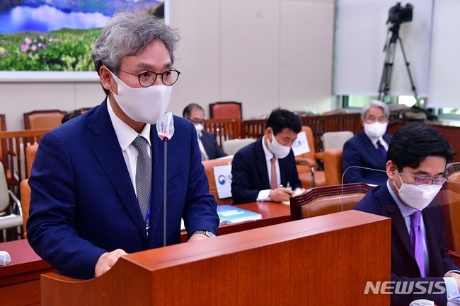 지난 1일 오후 국회에서 열린 외교통일위원회의 외교부·한국국제협력단·한국국제교류재단·재외동포재단 등에 대한 국정감사에서 손혁상 한국국제협력단(KOICA) 이사장이 국감 업무보고를 하고 있다. (사진=뉴시스 제공)
