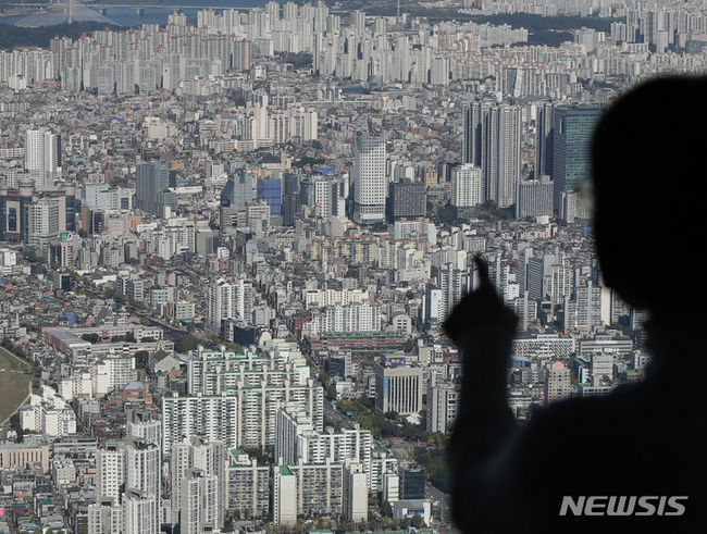 서울 송파구 롯데월드타워 전망대 서울스카이에서 바라본 서울 시내 아파트와 오피스텔. (사진=뉴시스 제공)