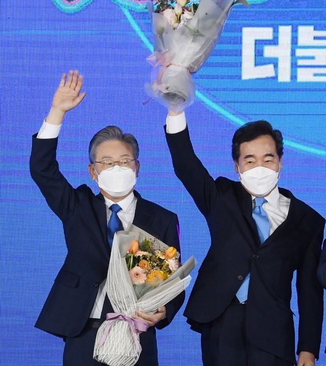 더불어민주당 제20대 대통령 후보에 선출된 이재명 후보가 지난 10일 서울 송파구 올림픽공원 핸드볼경기장에서 열린 서울 합동연설회에서 이낙연 후보와 포즈를 취하고 있다.(사진=뉴시스 제공)