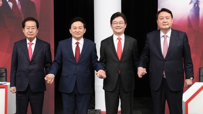 국민의힘 대통령선거 경선 후보들이 지난 18일 오후 부산 수영구 부산MBC에서 열린 부산·울산·경남 합동토론회에 참석, 본격적인 토론에 앞서 기념촬영을 하고 있다. (사진=뉴시스 제공)