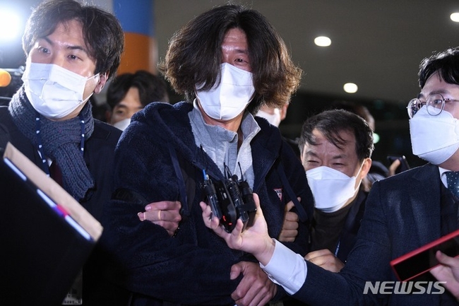 미국에 체류 중이던 대장동 개발 로비·특혜 의혹의 핵심 인물 남욱 변호사가 지난 18일 오전 인천국제공항 제2여객터미널을 통해 귀국하자마자 검찰 관계자들에 의해 체포, 압송되고 있다. (사진=뉴시스 제공)