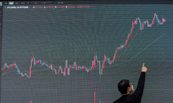 비트코인이 ETF 출시 효과로 역대 최고가에 근접한 20일 오전 서울 서초구 빗썸 고객지원센터 전광판에 암호화폐 시세가 표시되어 있다.(사진=뉴시스 제공)