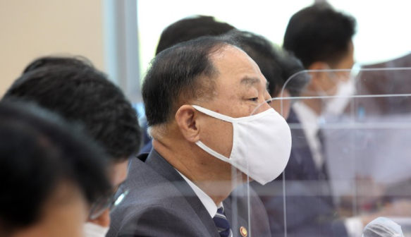 홍남기 경제부총리가 20일 서울 여의도 국회에서 열린 기획재정위원회의 기획재정부 등에 대한 종합감사에서 의원 질의에 답변하고 있다.(사진=뉴시스 제공)