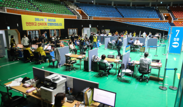 12일 제주시 오라1동 한라체육관에 마련된 예방접종센터에서 시민들이 코로나19 백신 접종을 위해 대기하고 있다.(사진=뉴시스 제공)