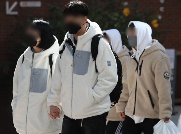 서울 최저기온이 1.3도를 기록한 지난 17일 오후 서울 중구 명동거리에서 두꺼운 옷을 입은 시민들이 걸어가고 있다.(사진=뉴시스 제공)