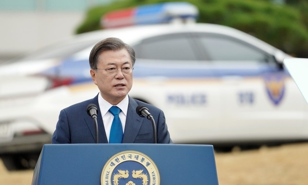문재인 대통령이 21일 오전 우한 교민 생활시설로 제공됐던 충남 아산시 경찰인재개발원에서 열린 '제75주년 경찰의 날 기념식'에 참석해 기념사를 하고 있다.(사진=뉴시스 제공)