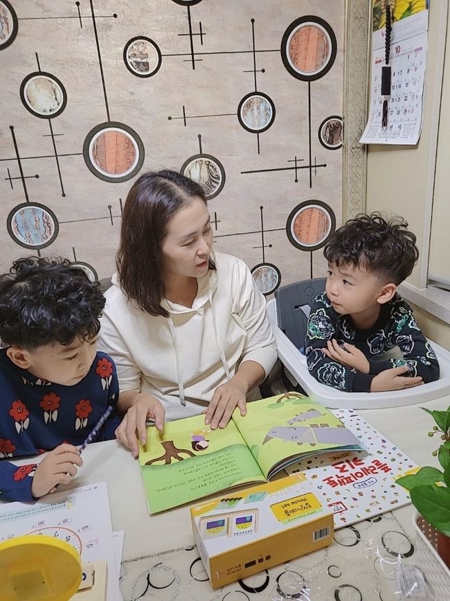가정에서 부모와 함께 책놀이 하는 모습