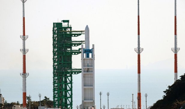 21일 전남 고흥군 나로우주센터 제2발사대에 거치된 한국형 발사체 누리호(KSLV-ll)에 연료와 산화제가 주입되고 있다. 누리호는 1.5t급 실용위성을 지구저궤도( 600~800km)에 투입하기 위해 만들어진 3단 발사체이며 엔진 설계에서부터 제작, 시험, 발사 운용까지 모두 국내 기술로 완성한 최초의 국산 발사체이다.(사진=뉴시스 제공)