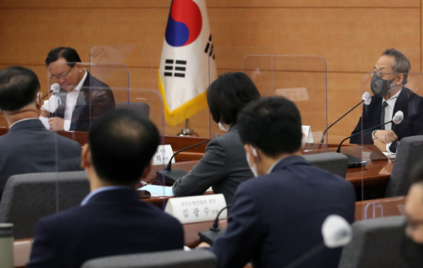 최재천 일상회복지원위원회 공동위원장이 22일 오전 서울 종로구 정부서울청사 별관에서 열린 코로나19 일상회복지원위원회 제2차 회의에 참석해 발언하고 있다.(사진=뉴시스 제공)