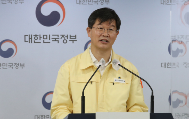 이기일 중앙재난안전대책본부 제1통제관이 22일 서울 종로구 정부서울청사에서 코로나19 중앙재난안전대책본부(중대본) 정례브리핑을 하고 있다. 이기일 제1통제관은 중대본에서 할로윈 기간 외국인 방역 강화방안에 대해 27일부터 11월 2일까지 유흥시설, 주점 등을 대상으로 특별방역점검을 실시할 예정이며, 이태원, 홍대, 강남역 등에서 외국인과 젊은 층이 밀집하는 지역에 대해서 20시부터 24시까지 야간에 집중점검할 계획이라고 밝혔다. 또, 코로나19 일상회복지원회 제2차 회의에는 식당, 카페 등 생업시설에 대한 운영시간 제한 해제를 검토했다고 밝혔다.(사진=뉴시스 제공)