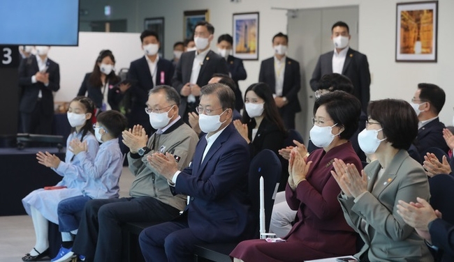 문재인 대통령과 김정숙 여사가 21일 오후 전남 고흥 나로우주센터 연구동에서 한국형 발사체 '누리호(KSLV-2)'의 발사를 참관, 자료영상을 보며 박수치고 있다.(사진=뉴시스 제공)