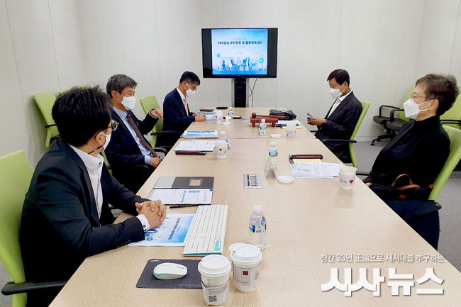 한국동서발전 ESG위원회 위원들이 ESG경영 추진실적을 점검하고 향후 계획을 논의하고 있다.