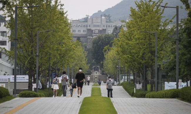 계속되는 코로나19 확산으로 각 대학들이 2학기 수업을 비대면 수업과 제한적 대면 수업 병행으로 개강한 지난 8월31일 오전 서울 서대문구 연세대학교 캠퍼스가 한산한 모습을 보이고 있다.