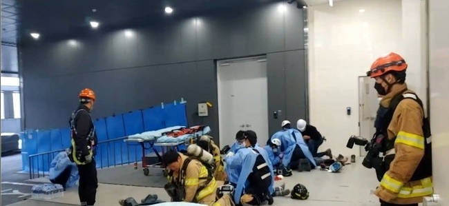 23일 서울 금천구 가산동의 한 신축 공사 현장에서 화재진압에 사용되는 약품인 소화 약제가 터지는 사고가 발생한 가운데 출동한 구급대원들이 심폐소생술(CPR)을 실시하고 있다.