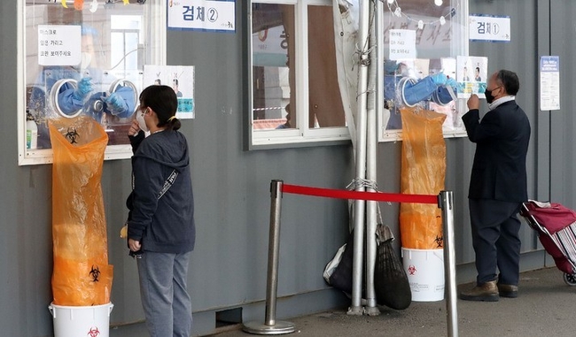  지난 21일 오전 서울 중구 서울역광장 임시선별검사소에서 시민들이 검사를 받고 있다.
