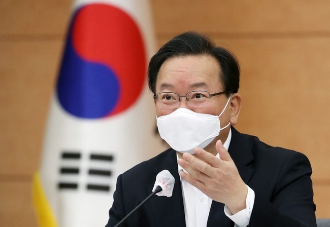 김부겸 국무총리가 22일 오전 서울 종로구 정부서울청사 별관에서 열린 코로나19 일상회복지원위원회 제2차 회의에 서 발언하고 있다.